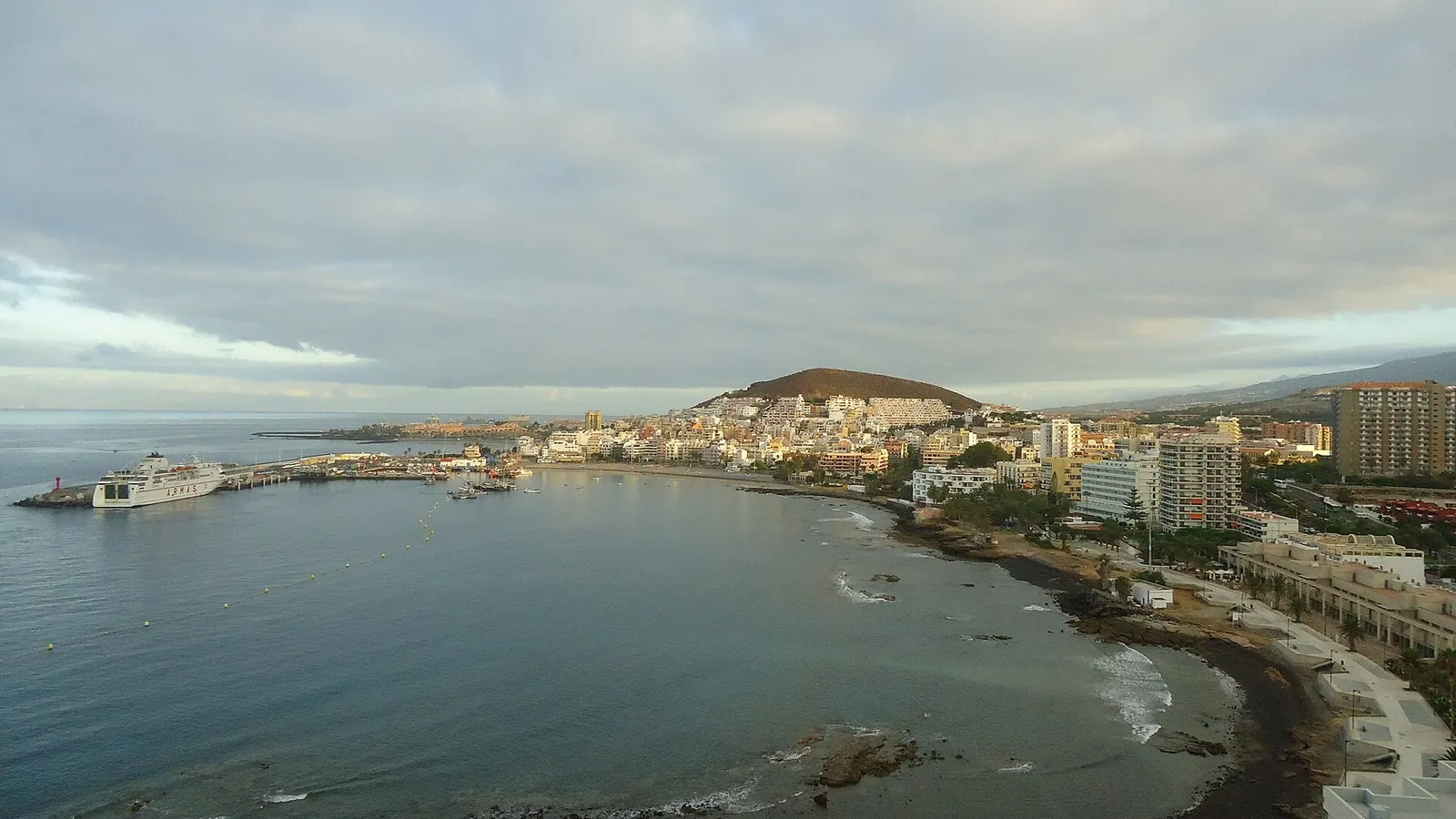 Arona – Vista de la Bahía de Los Cristianos y su Puerto desde el edificio Costamar. Arona.