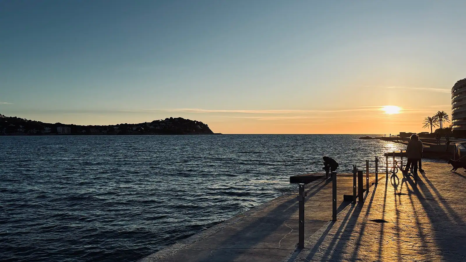 Calvià – Puesta de sol en Santa Ponsa, municipio de Calviá en la isla de Mallorca, Islas Baleares en España.