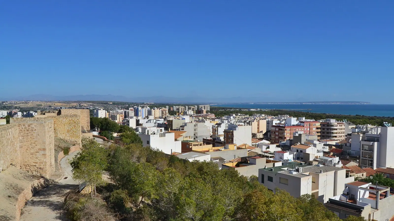 Guardamar del Segura – Muralla del castell i vista de Guardamar del Segura.