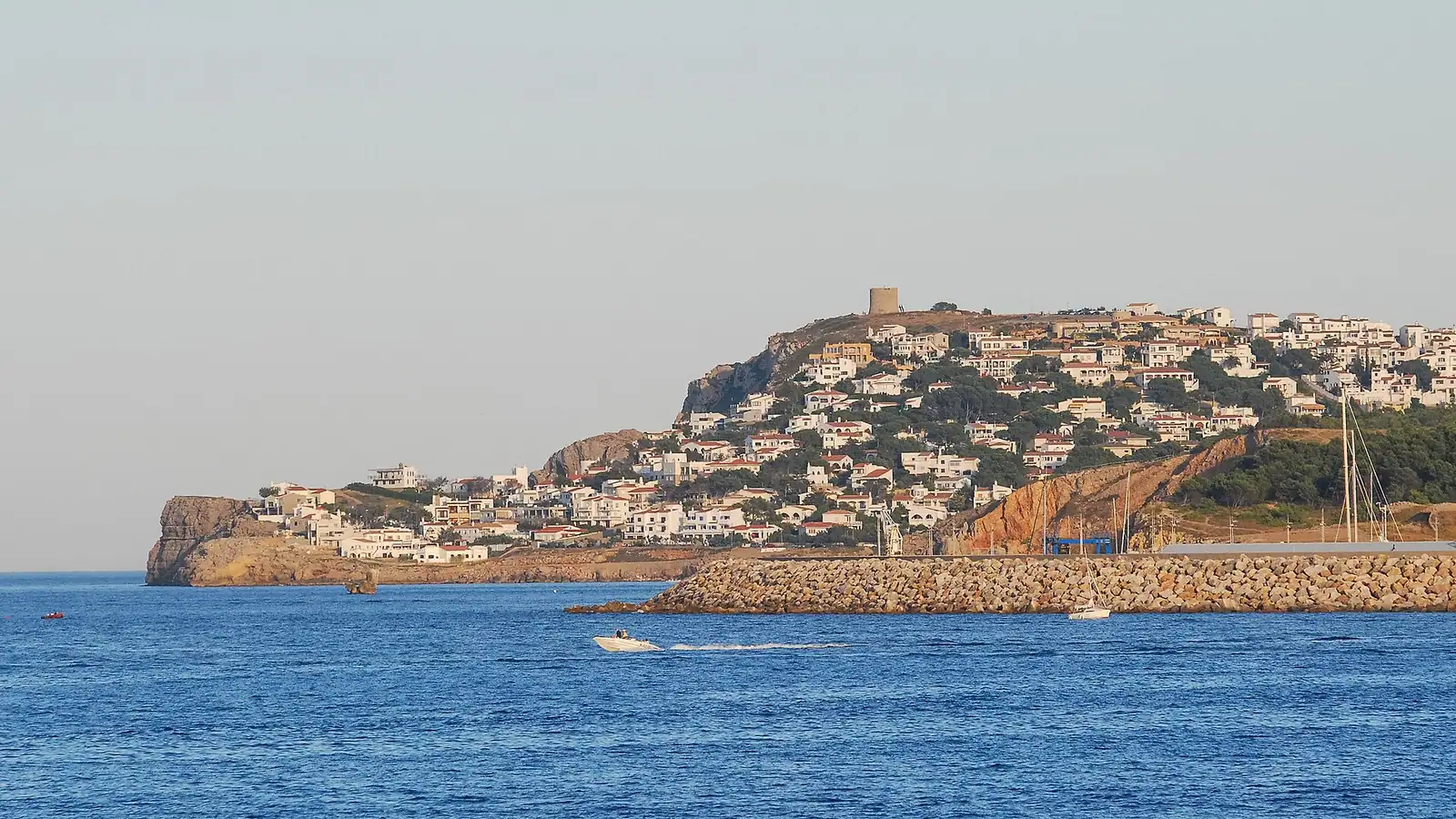 L'Escala – Vista cap avall des de l'escala de la torre, castell de Benifallim.