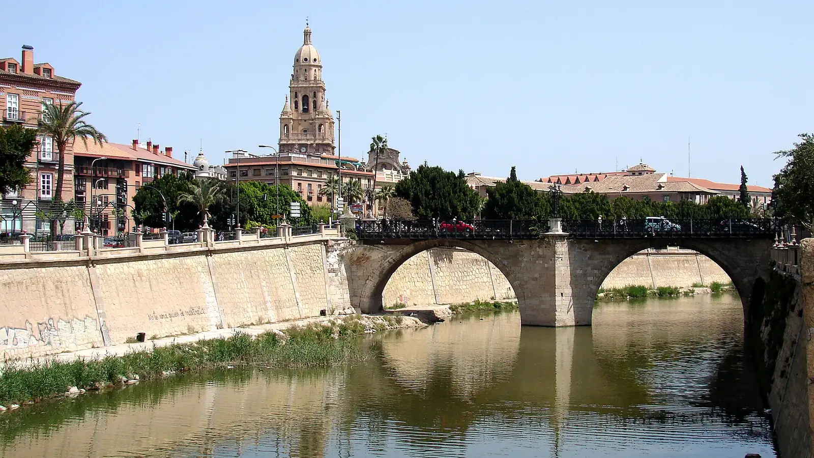 Murcie – El puente de los Peligros o puente Viejo es un puente de piedra en arco sobre el río Segura, finalizado en 1742 y situado en la ciudad de Murcia (Región de Murcia, España).
