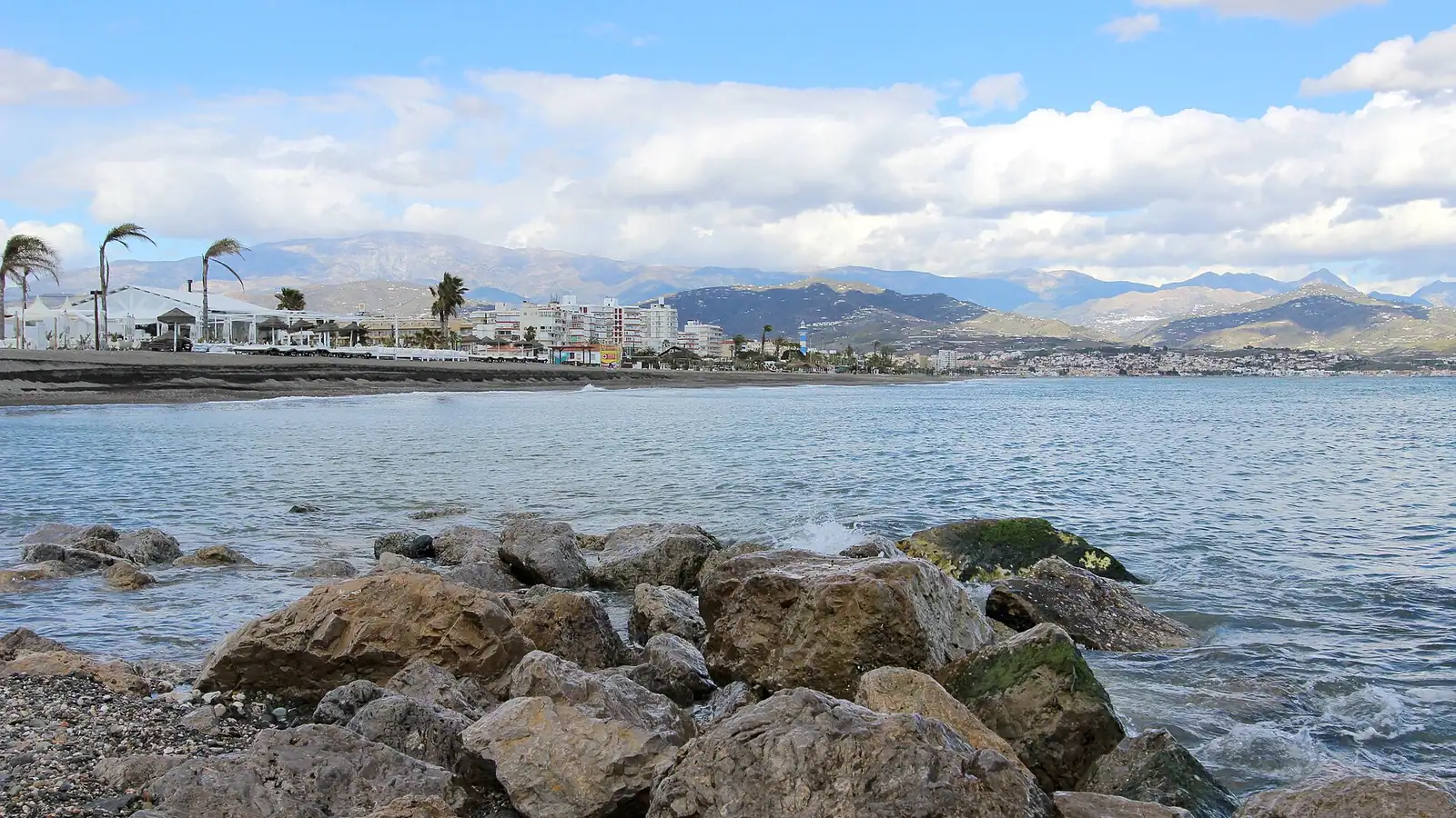 Vélez-Málaga – 29740 Torre del Mar. Entlang des Strandes verläuft die regional berühmte, mehrere Kilometer lange Strandpromenade von Torre del Mar (span.: Paseo marítimo de Torre del Mar), die schöne Aussichten sowohl auf das…